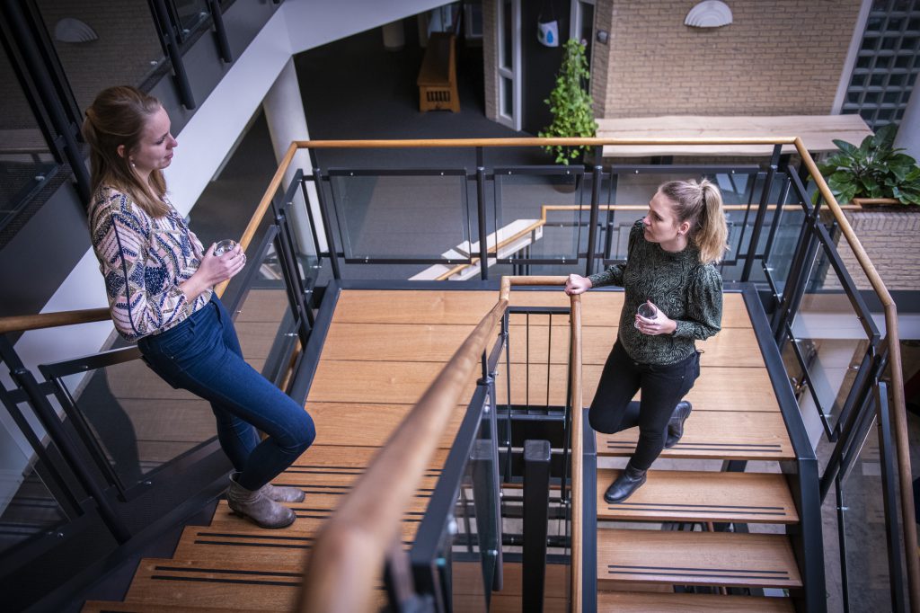 Hardinxveld medewerkers gemeente op trap