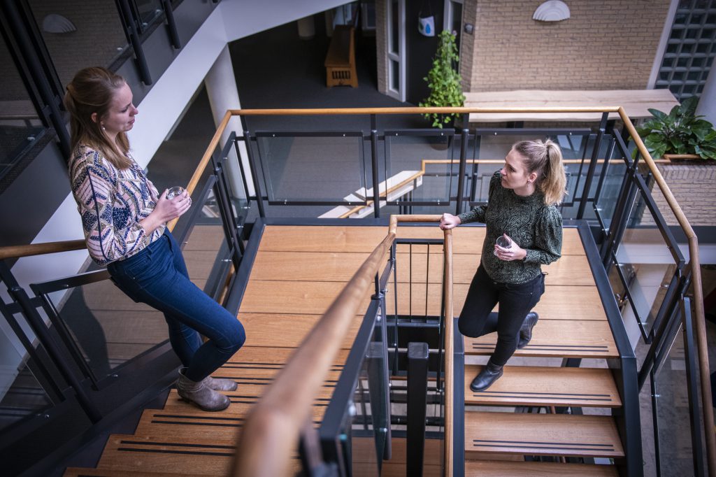 collega's in gesprek op de trap