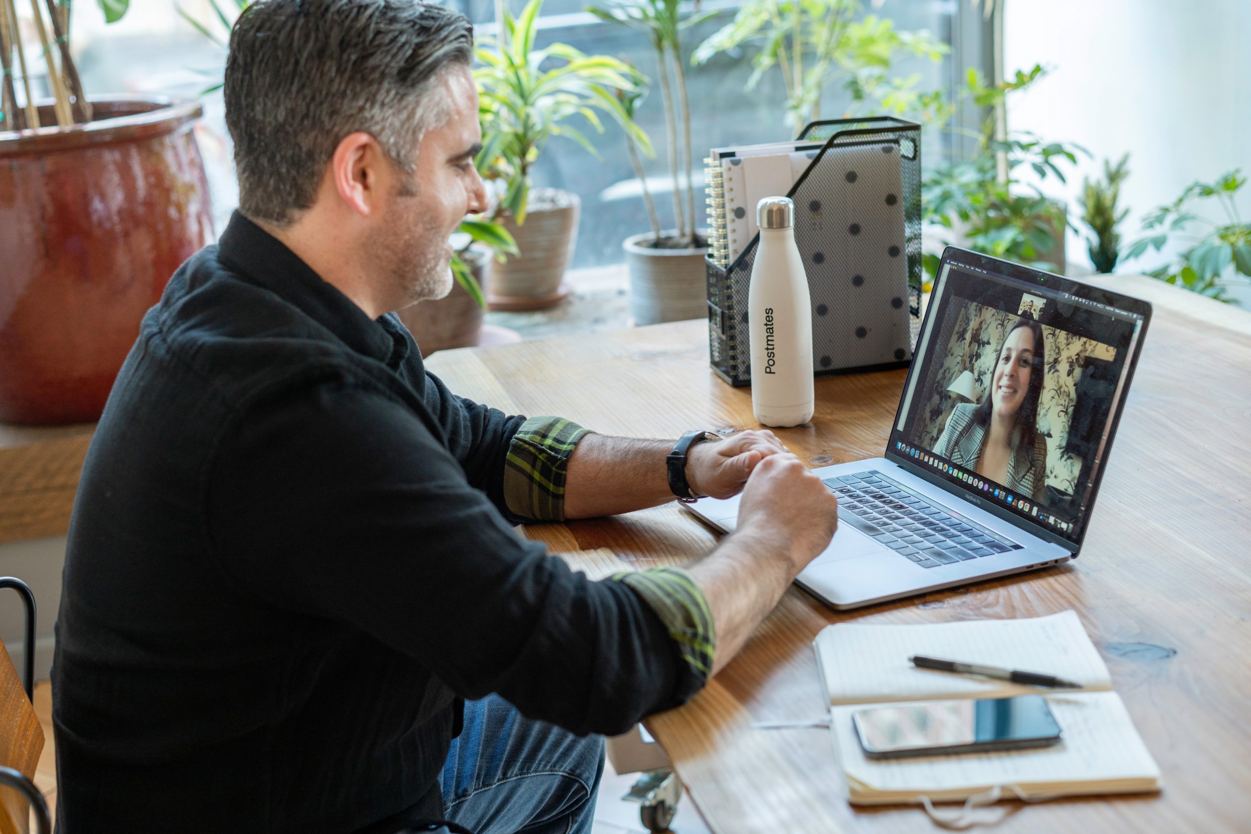 man in online gesprek via teams met vrouw