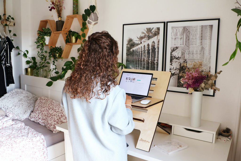 Medewerker thuis aan het werk op een sta bureau
