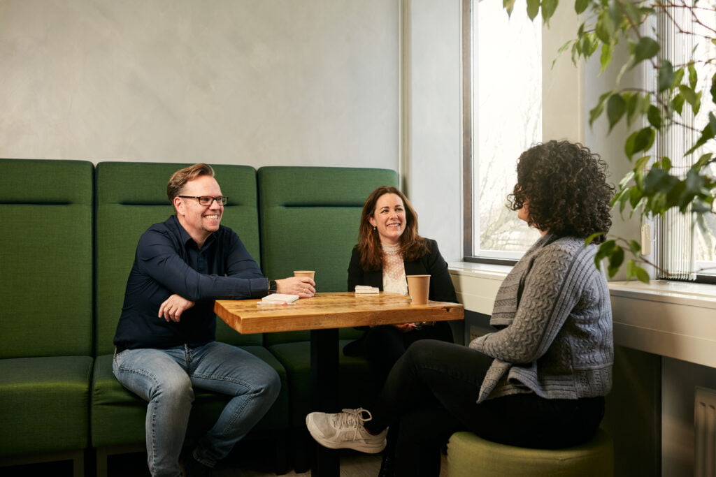 collega's Sociale Dienst Drechtsteden zittend overleg