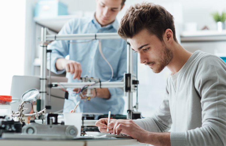 twee mensen werken in de techniek.