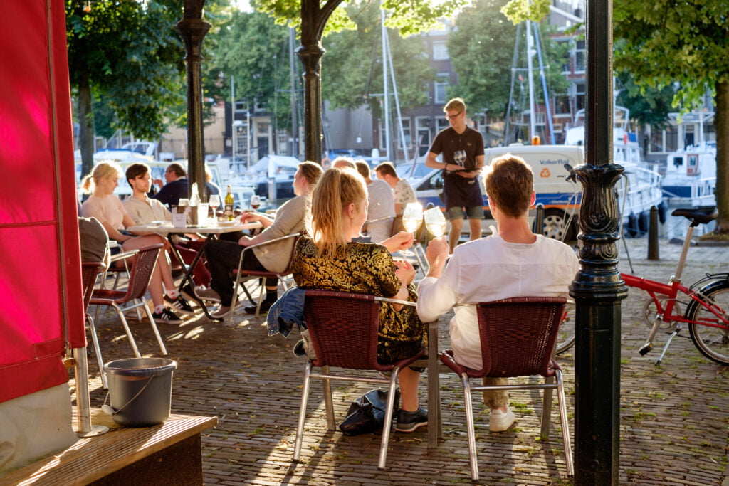 mensen op het terras in de Dordtse binnenstad