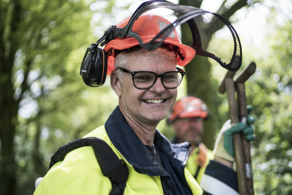Medewerker groenvoorziening gemeente Papendrecht met veiligheidshelm